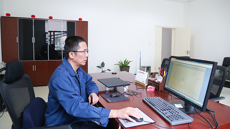 肖云通過在線檢測(cè)系統(tǒng)，分析選礦生產(chǎn)數(shù)據(jù).JPG