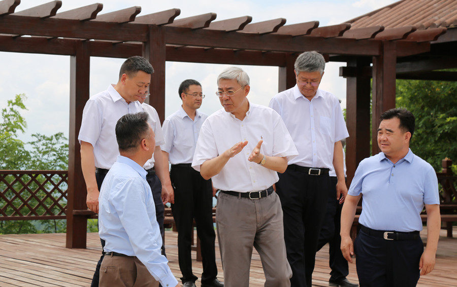 7-2021年7月，中共中央委員、時任甘肅省委書記尹弘蒞臨金徽股份調(diào)研指導(dǎo)防災(zāi)減災(zāi)和綠色礦山建設(shè)情況。.jpg