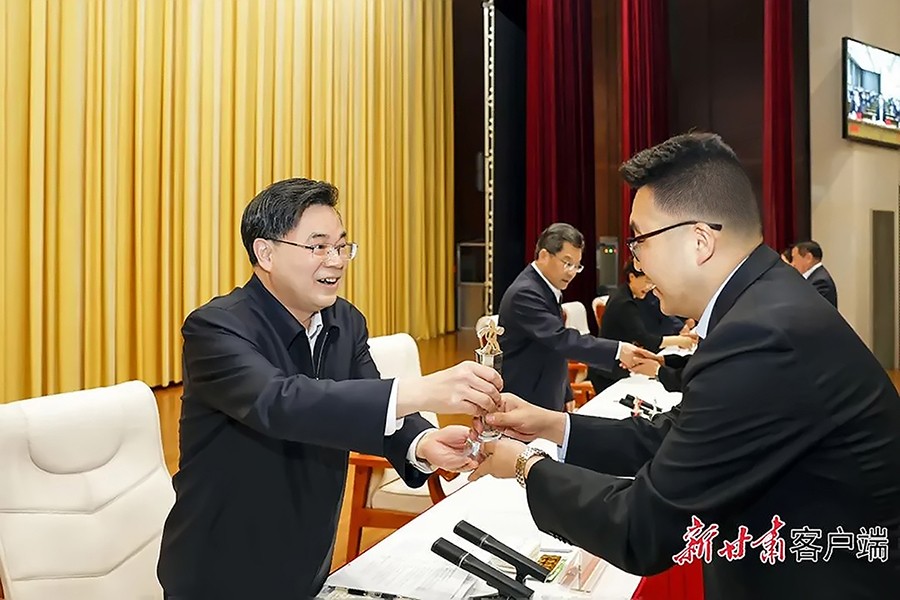 2-2023年5月，省委書記、省人大常委會主任胡昌升為金徽礦業(yè)旅游景區(qū)授“全省文化旅游發(fā)展突出貢獻(xiàn)集體獎”。.jpg