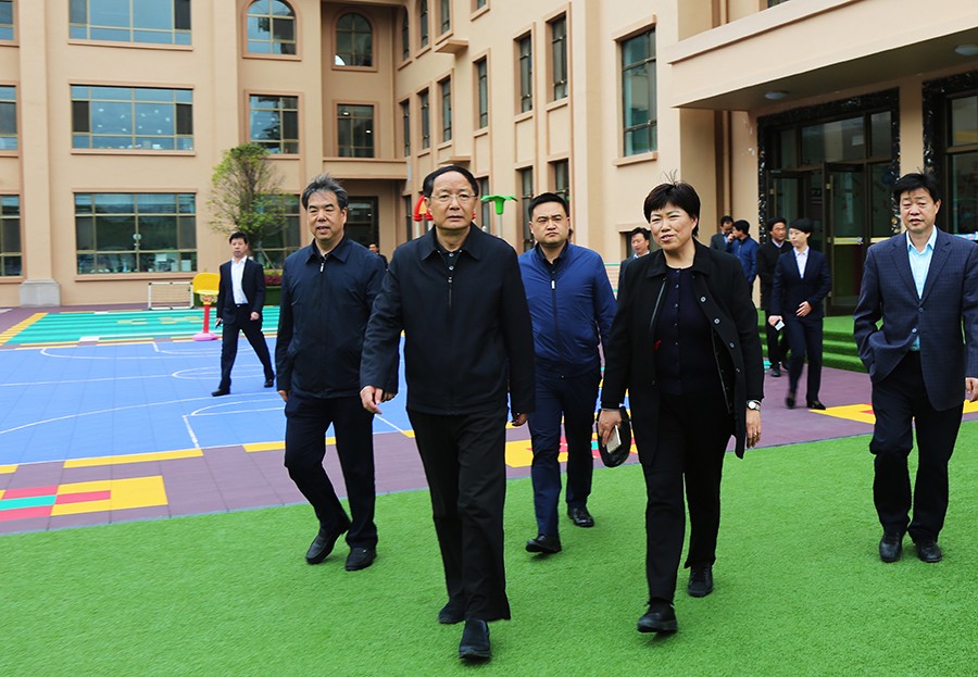 5-2018年4月，時任省政協(xié)主席、黨組書記歐陽堅蒞臨金徽企業(yè)視察。.jpg