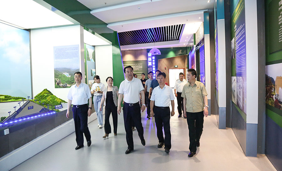 14-2021年6月，時任省委常委、省委統(tǒng)戰(zhàn)部部長馬廷禮蒞臨金徽股份調(diào)研。.jpg
