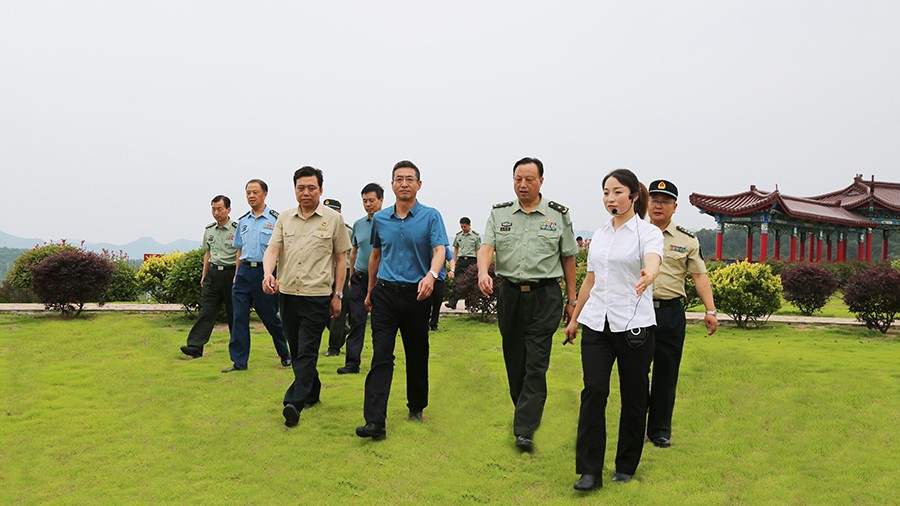 17-2020年7月，省委常委、省軍區(qū)司令員王文清蒞臨金徽股份調(diào)研企業(yè)編兵和綠色礦山建設(shè)工作是表示：金徽股份將民兵作為企業(yè)應(yīng)急救援力量的一員，充分發(fā)揮了民兵作用，立起了在企業(yè)編兵的標(biāo)桿。.jpg